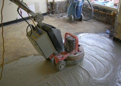 Onder de lijmlaag ligt een granitovloer