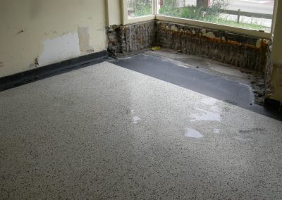 Na het schuren en repareren is het weer een prachtige granito vloer
