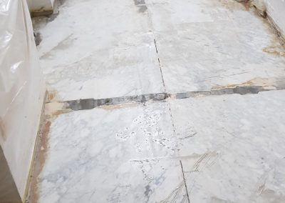 Lijmlaag van de Bianco Carrara vloer is verwijderd
