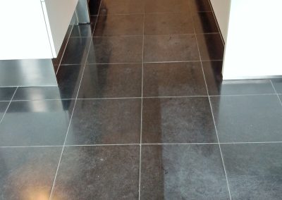 Natuursteen keukenvloer met looppaden en vlekken