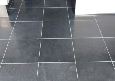 Na de behandeling weer een egale natuursteen vloer
