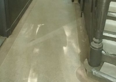 Oude terrazzo vloer onder oude vloerbedekking