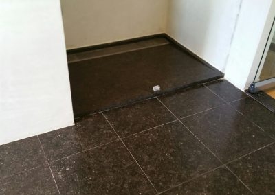 Hardsteen douchevloer schuren, polijsten en kleurverdiepend impregneren