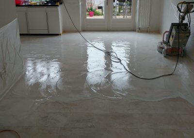 Werk in uitvoering, marmeren vloer schuren