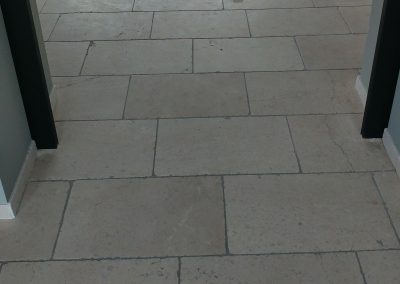 Kalksteen vloer vervuild, voegen vervuild