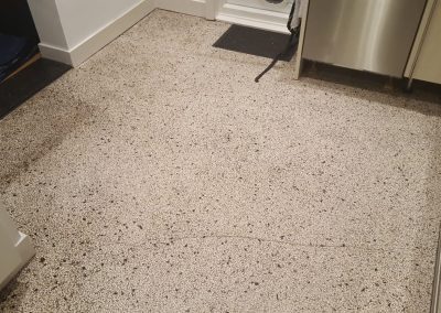 Granito keukenvloer met vlekken en scheuren